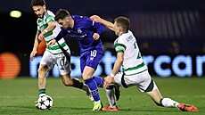 Martin Baturina z Dinama Záh�eb proniká mezi Alistairem Johnstonem (vpravo) a a...