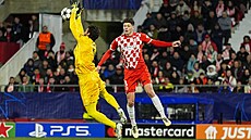 Liverpoolský branká� Alisson Becker zasahuje p�ed Ladislavem Krej�ím z Girony.