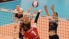 Frýdecko-místecké volejbalistky Tereza Motalová a Aneta Bauerová (zleva)...