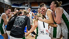 Basketbalistky �abin se radují z vít�zství.