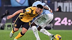 Lautaro Martinez (vpravo) z Interu Milán v souboji s   Nunem Tavaresem z Lazia...