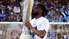 Ademola Lookman z Bergama s trofejí pro vít�ze Evropské ligy.