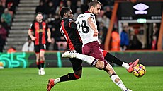 Tomá Souek (vpravo) z West Hamu v souboji s Dangem Ouattaraou z  Bournemouthu.