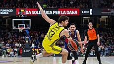 Tomá Satoranský (vpravo) z Barcelony v souboji s Tarikem Bineroviem z...