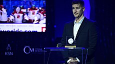 Kapitán �eské hokejové reprezentace Roman �ervenka s cenou pro sedmého...