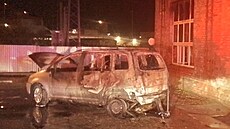 V olomouckém autoservisu zaalo hoet jedno z aut, poár nakonec poniil dalí...