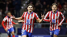 Radost Juliána Álvareze (vlevo) z branky, kterou poslal Atlético Madrid do...