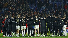 Tradi�ní kole�ko spar�anský fotbalist� po proh�e s Feyenoordem.