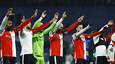 Hrá�i Feyenoordu oslavují výhru nad Spartou v Lize mistr�.