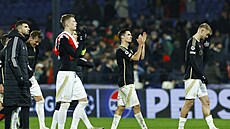 Spar�ané jdou po proh�e na p�d� Feyenoordu pod�kovat fanou�k�m, kte�í je...