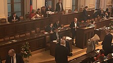 Poslanec ODS Marek Benda si po hlasování o novele energetického zákona schoval...