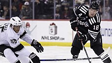 Ond�ej Palát (18) z New Jersey Devils p�ihrává v zápase s Los Angeles Kings...