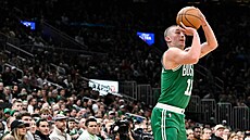 Payton Pritchard z Bostonu p�i st�ele