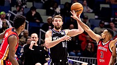 Domantas Sabonis (11) ze Sacramento Kings p�ihrává v zápase s New Orleans...