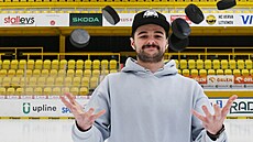 Litvínovský gólman imon Zajíek aruje.