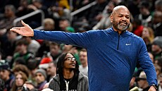 J. B. Bickerstaff �ídí hru Detroit Pistons.