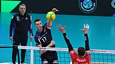 Marek otola (vlevo) z Halkbank Ankara smeuje proti Jihostroji eské...