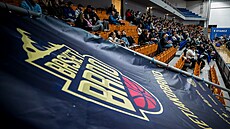 Brn�nské basketbalové publikum p�ihlí�í ligovému zápasu.