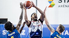 Jordan Brown (uprost�ed) z Brna mezi ústeckými Krisem Martinem a Ladislavem...