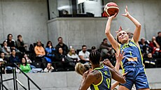 Mariana Pibylová z USK Praha stílí na ko SB Ostrava.