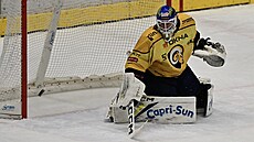 Zlínský branká� Daniel Huf inkasuje.