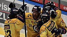 Zlíntí hokejisté slaví gól.
