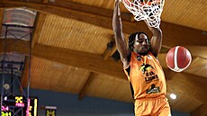 Jaron Fairweather z GBA Jind�ich�v Hradec sme�uje do píseckého ko�e.