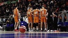 Basketbalisté GBA Jind�ich�v Hradec se radí.