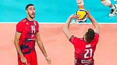 Jakub Ihnát (21) ze Lv Praha nahrává. Sleduje ho spoluhrá Pablo Crer.