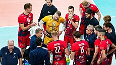 Volejbaloví Lvi Praha se domlouvají.