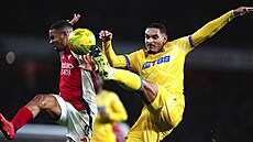Maxence Lacroix (vpravo) z Crystal Palace a Gabriel Jesus z Arsenalu v boji o...