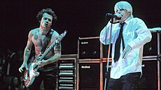 Flea a Anthony Kiedis b�hem koncertu Red Hot Chili Peppers v San Franciscu (18....