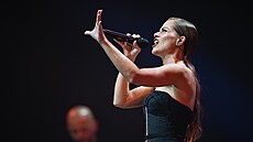 Hana Holi�ová b�hem koncertu �Karel Gott ...jeho písn� �ijí dál!� v O2 aren�...