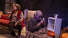 Natália Drabi��áková a Pavla Tomicová v p�edstavení Lhá�ky