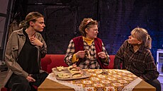 Simona Lewandovská, Natália Drabi��áková a Pavla Tomicová v p�edstavení Lhá�ky