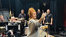 První velká hudební zkou�ka na inscenaci o Zuzan� Navarové. Ve studiu Beseda...