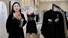 Modelka p�edstavuje výrobky spole�nosti Gummy Park v showroomu pr�myslového...