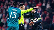 Fotbalisté Anderlechtu v ele s kapitánem Colinem Coosemansem (vpravo) si...