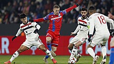 Plze�ský fotbalista Mat�j Vydra v p�esile protivník� z Manchesteru United.