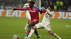 Plze�ský fotbalista Prince Adu obchází Casemira z Manchesteru United.