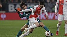 Slávista Christos Zafeiris v akci b�hem pohárového utkání s belgickým...