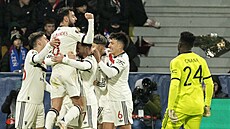 Fotbalisté Manchesteru United se radují z vít�zného gólu v Plzni.