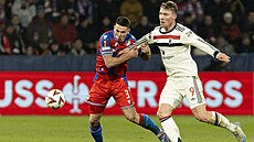 Rasmus Höjlund v dresu Manchesteru United se p�etahuje s plze�ským obráncem...