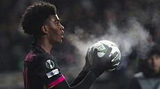 Joshua Acheampong u Chelsea b�hem velmi chladného zápasu na p�d� Astany.