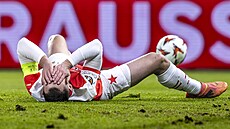 Slávistický kapitán Jan Boil na trávníku bhem zápasu Evropské ligy s...