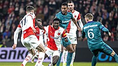 Slávistický zálo�ník Oscar Dorley padá v souboji s jedním z fotbalist�...