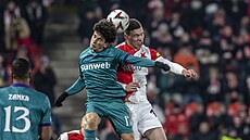 Slávista Luká� Provod v hlavi�kovém souboji b�hem duelu s Anderlechtem.