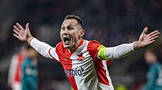 Slávistický kapitán Jan Bo�il vá�niv� gestikuluje v utkání s Anderlechtem.