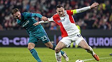 Jan Bo�il ze Slavie si kryje balon p�ed Matsem Ritsem v dresu bruselského...