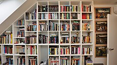 Police v lo�nici jsou vypln�ny sbírkami knih a DVD, co� jen podtrhuje...